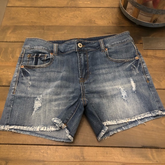 NEW LISTING! Ripped Detail Frayed Hem Denim Shorts - Picture 13 of 13